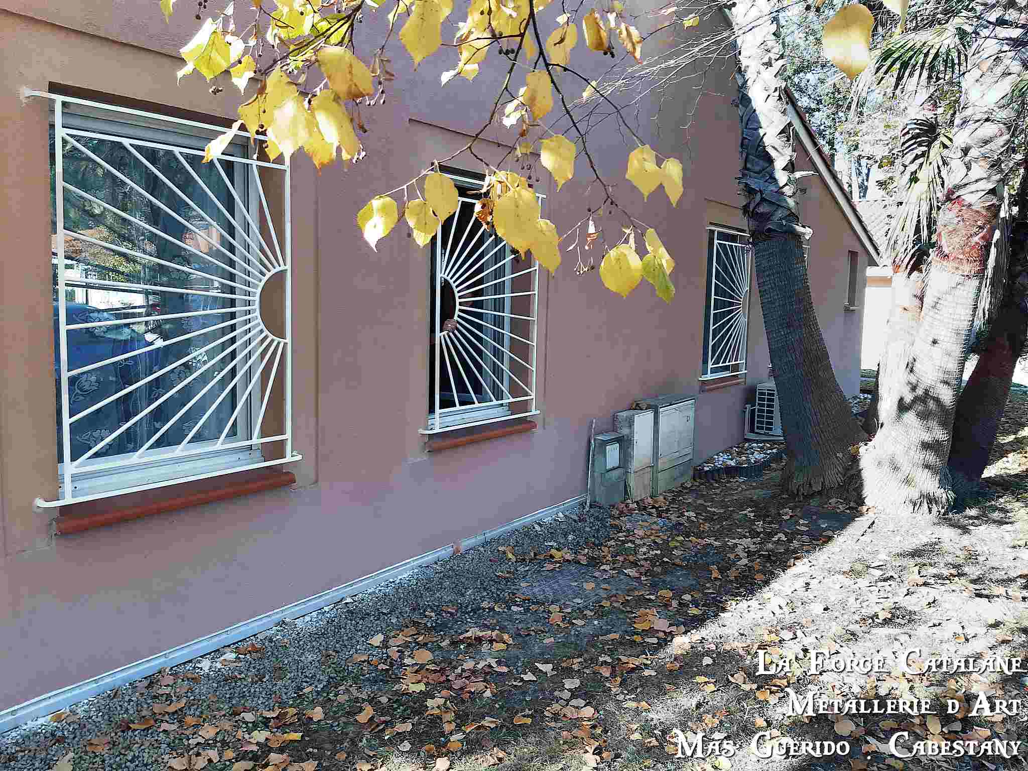 grille de protection soleil fixe forge catalane.jpg